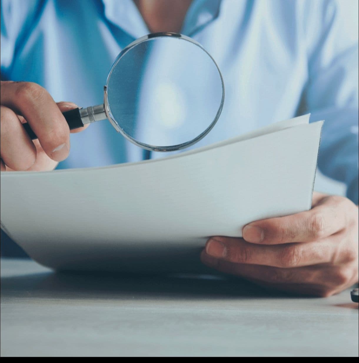 personne qui tient des contrats